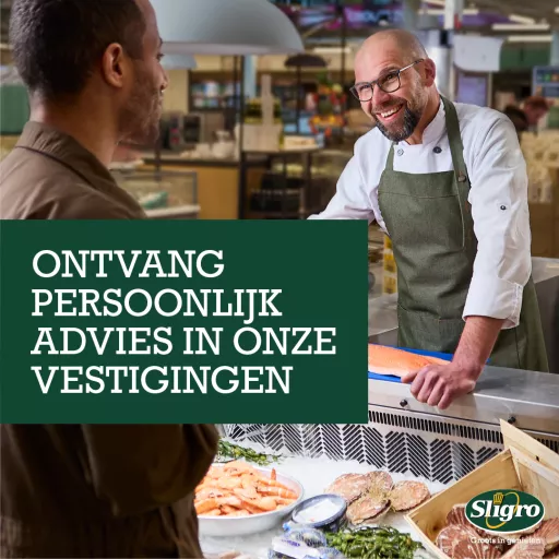Visual for Sligro, showing a smiling expert chef behind a fresh seafood counter giving personal advice to a customer, with the text 'Ontvang persoonlijk advies in onze vestigingen'
