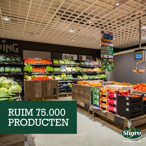 Visual for Sligro, showing a wide shot of a modern, well-stocked produce department with a variety of fresh vegetables, with the text 'Ruim 75.000 producten' (Over 75,000 products).